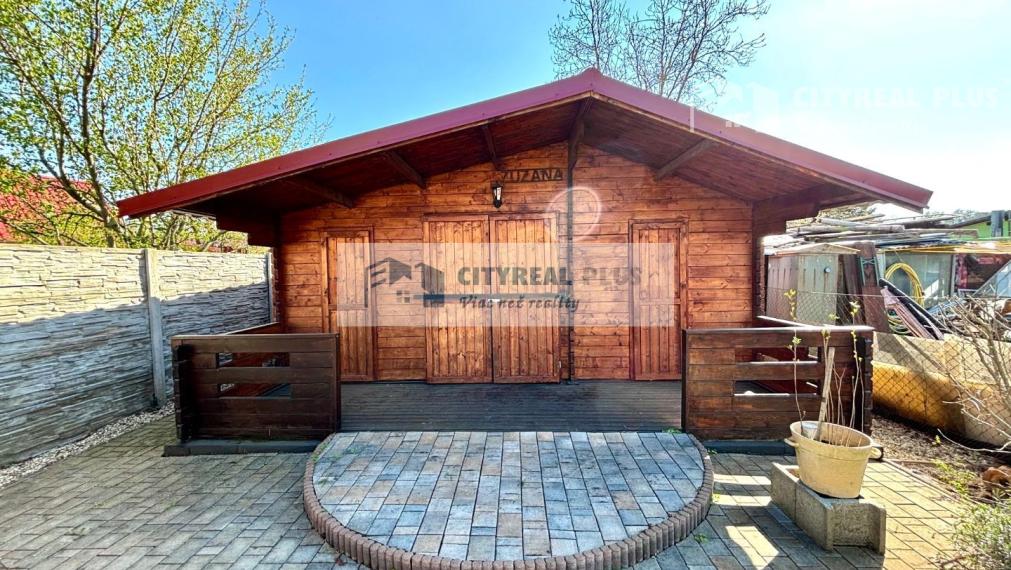 Znížená cena! Ponúkame Vám na predaj kompletne zariadenú chatku v Nových Zámkoch!