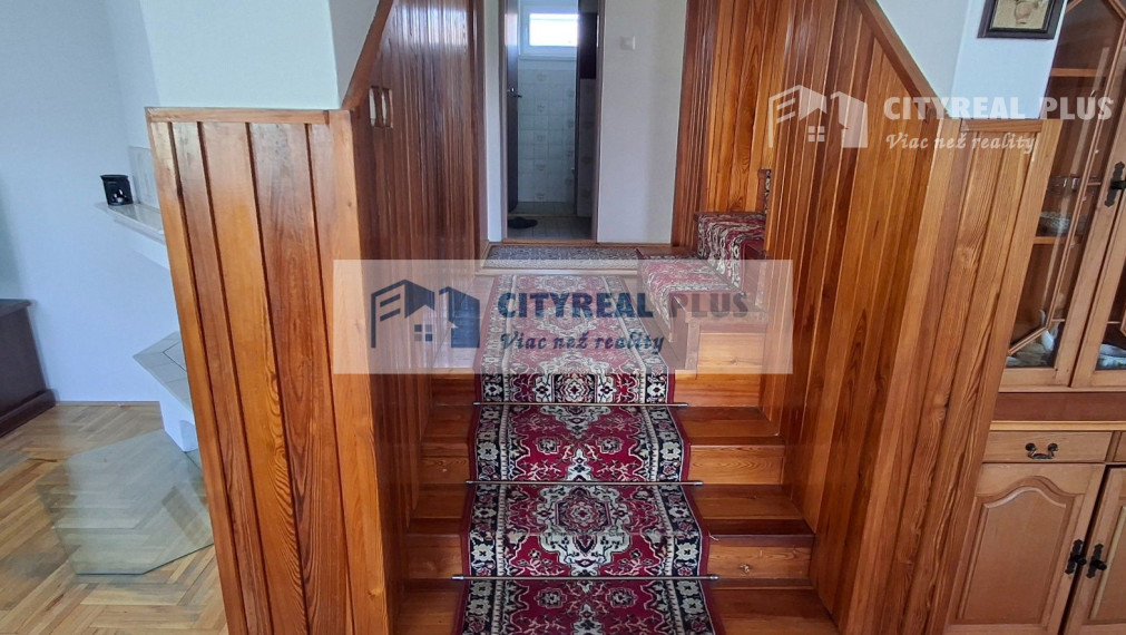 Ponúkame na prenájom 6 izbový rodinný dom v Nových Zámkoch za nemocnicou