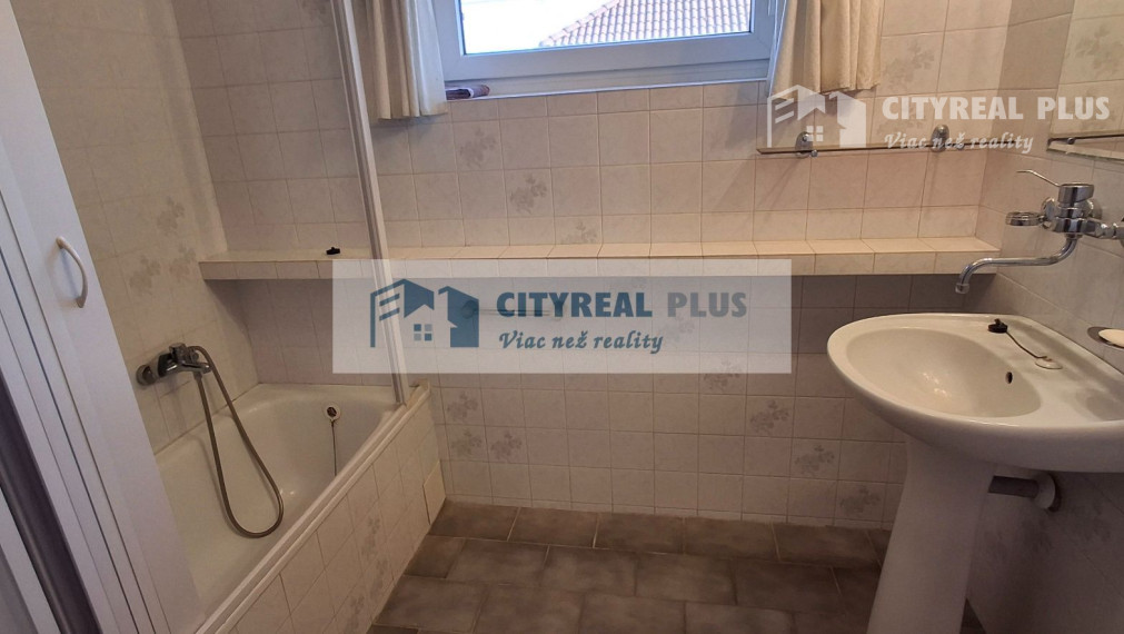 Ponúkame na prenájom 6 izbový rodinný dom v Nových Zámkoch za nemocnicou