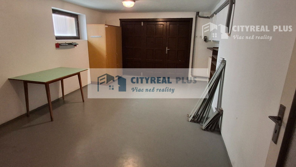 Ponúkame na prenájom 6 izbový rodinný dom v Nových Zámkoch za nemocnicou