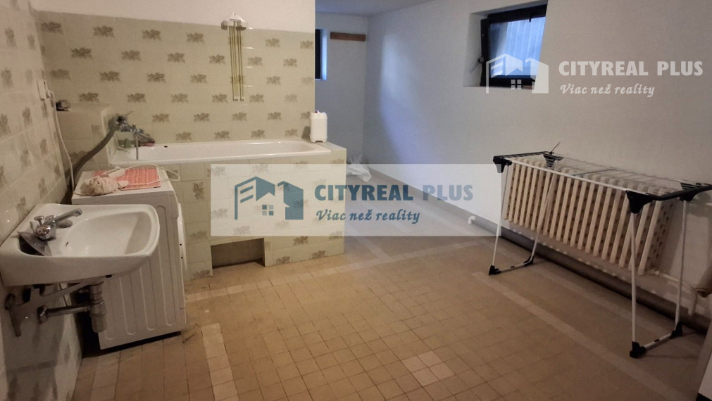 Ponúkame na prenájom 6 izbový rodinný dom v Nových Zámkoch za nemocnicou