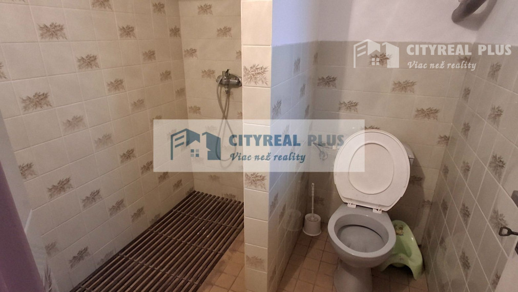 Ponúkame na prenájom 6 izbový rodinný dom v Nových Zámkoch za nemocnicou