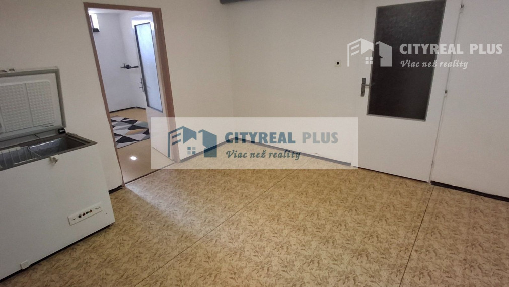 Ponúkame na prenájom 6 izbový rodinný dom v Nových Zámkoch za nemocnicou