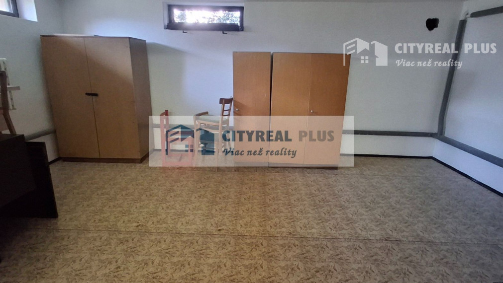 Ponúkame na prenájom 6 izbový rodinný dom v Nových Zámkoch za nemocnicou