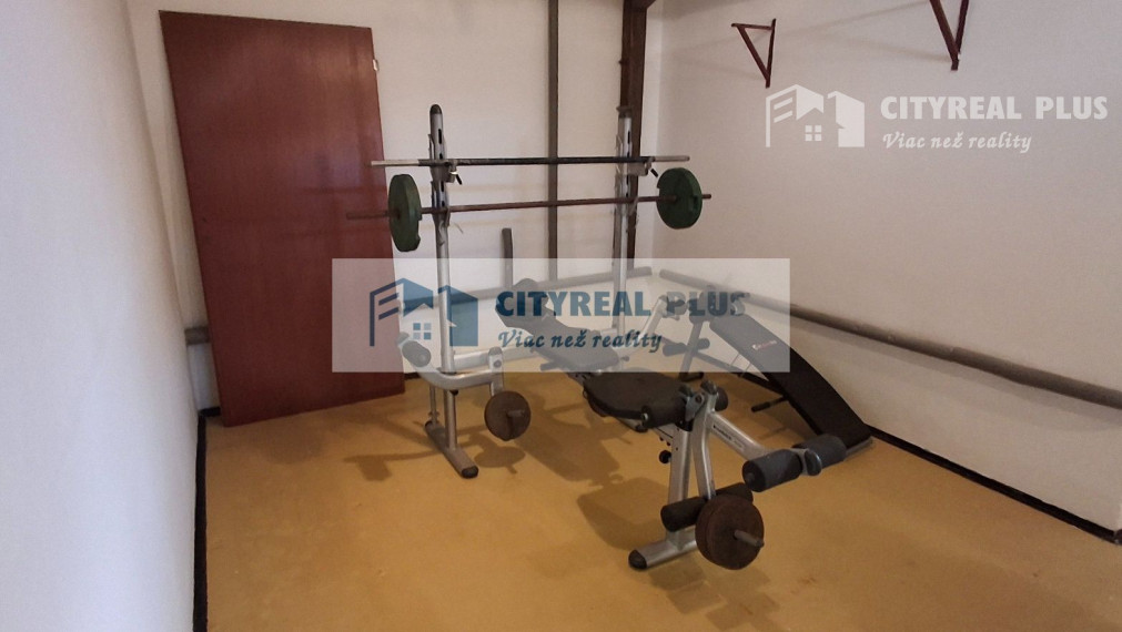 Ponúkame na prenájom 6 izbový rodinný dom v Nových Zámkoch za nemocnicou