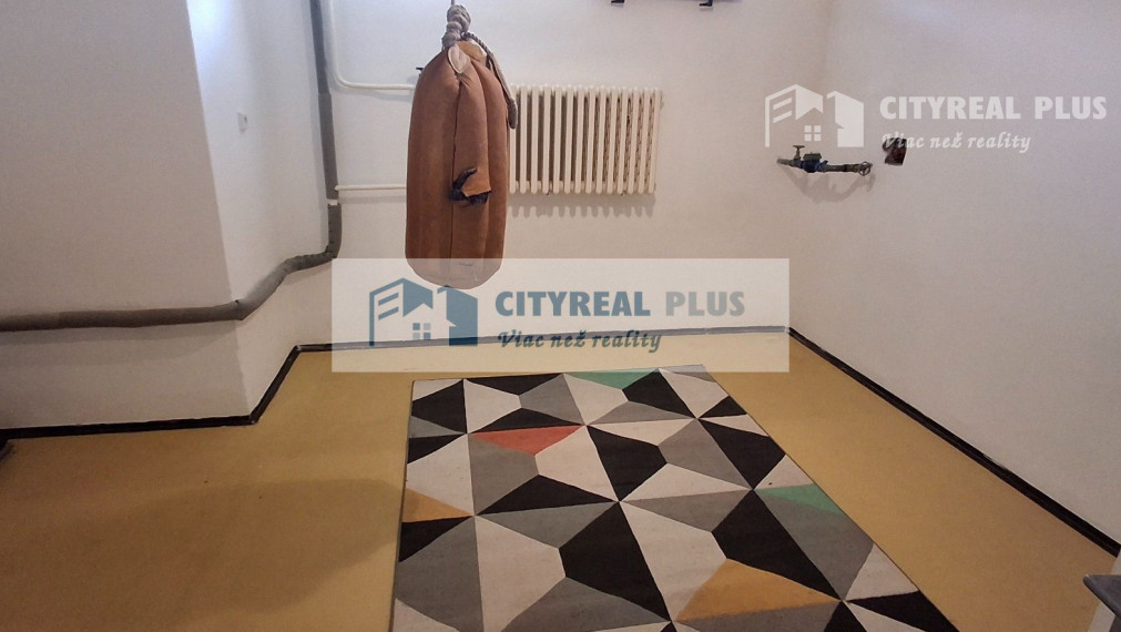 Ponúkame na prenájom 6 izbový rodinný dom v Nových Zámkoch za nemocnicou