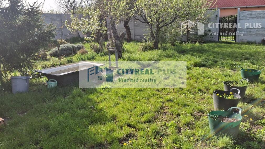 Ponúkame na predaj záhradu s obytným domom v obľúbenej záhradkárskej oblasti Ozón