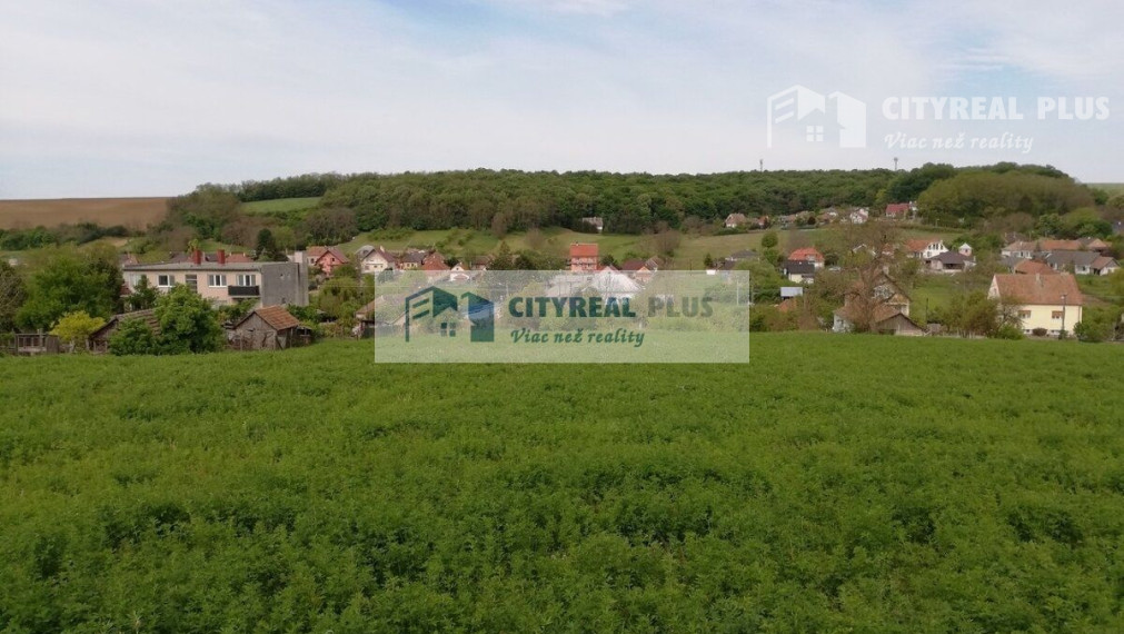 Ponúkame na predaj pozemok v obci Čechy