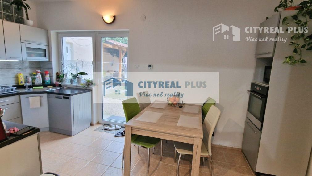 Predám zrekonštruovaný 4 izbový RODINNÝ DOM Nové Zámky