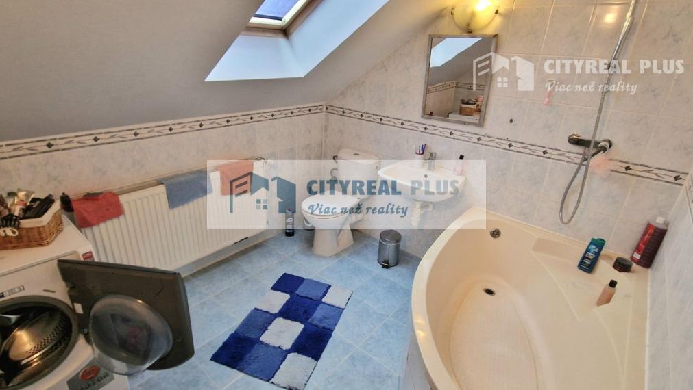 Predám zrekonštruovaný 4 izbový RODINNÝ DOM Nové Zámky