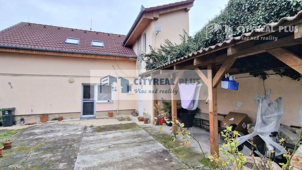 Predám zrekonštruovaný 4 izbový RODINNÝ DOM Nové Zámky