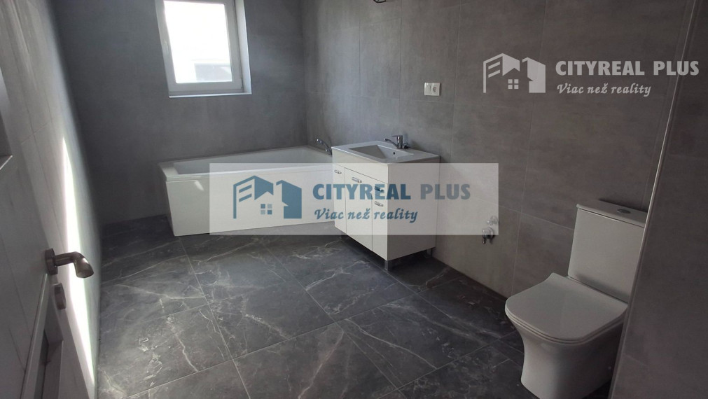 Čerstvo kolaudovaný rodinný dom s 2 bytovými jednotkami v Hurbanove