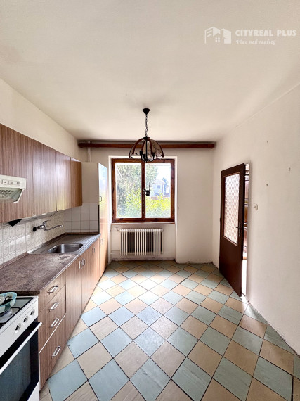 Ponúkame Vám na predaj 7 izbový rodinný dom v tichej a lukratívnej lokalite v Nových Zámkoch!