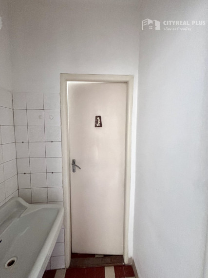 Ponúkame Vám na predaj 7 izbový rodinný dom v tichej a lukratívnej lokalite v Nových Zámkoch!