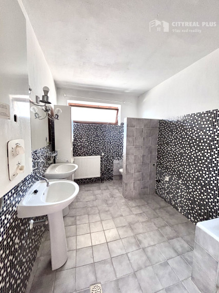 Ponúkame Vám na predaj 7 izbový rodinný dom v tichej a lukratívnej lokalite v Nových Zámkoch!