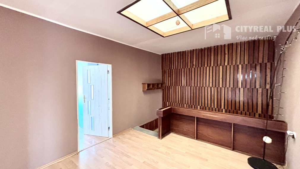 Ponúkame Vám na predaj 7 izbový rodinný dom v tichej a lukratívnej lokalite v Nových Zámkoch!