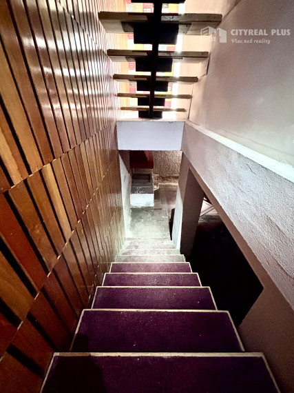 Ponúkame Vám na predaj 7 izbový rodinný dom v tichej a lukratívnej lokalite v Nových Zámkoch!