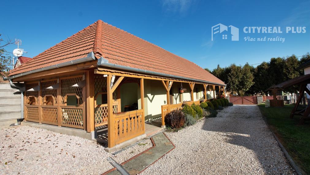 Ponúkame exkluzívne iba u nás na predaj kompletne zariadený penzión v obľúbenej rekreačnej obci Podhájska