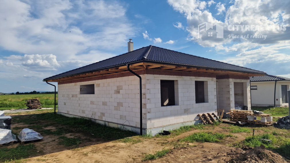 Ponúkam na predaj 4 izbovú  NOVOSTAVBU s garážou Dvory nad Žitavou