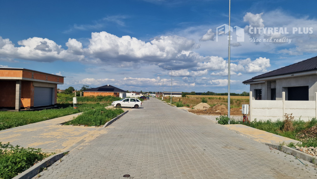 Ponúkam na predaj 4 izbovú  NOVOSTAVBU s garážou Dvory nad Žitavou