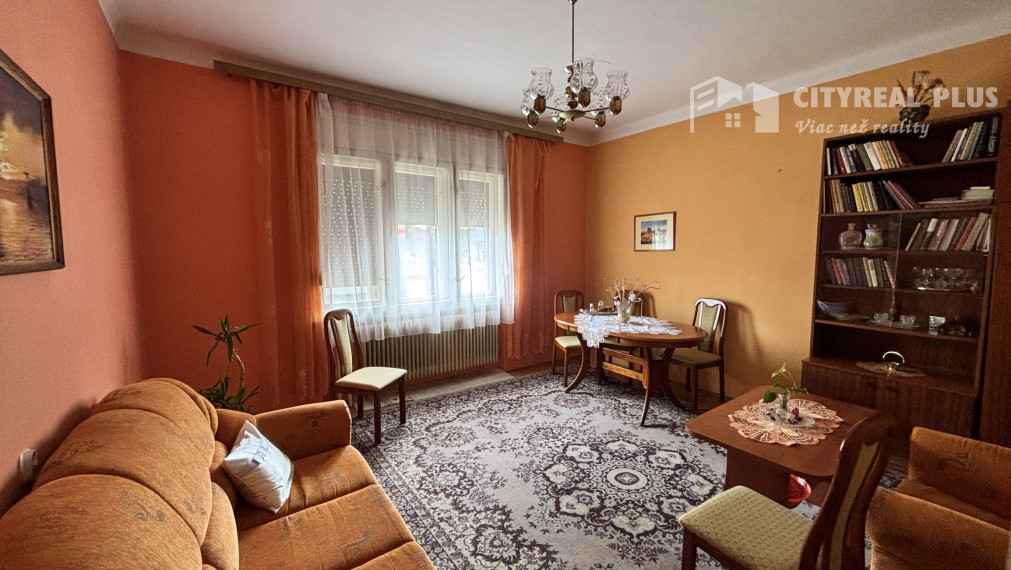 ZNÍŽENÁ CENA! Ponúkame na predaj priestranný tehlový rodinný dom s garážou v obci Salka