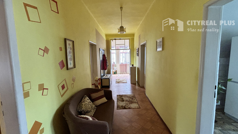 ZNÍŽENÁ CENA! Ponúkame na predaj priestranný tehlový rodinný dom s garážou v obci Salka