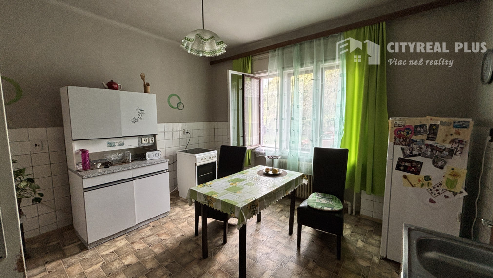 ZNÍŽENÁ CENA! Ponúkame na predaj priestranný tehlový rodinný dom s garážou v obci Salka