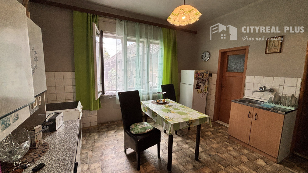 ZNÍŽENÁ CENA! Ponúkame na predaj priestranný tehlový rodinný dom s garážou v obci Salka