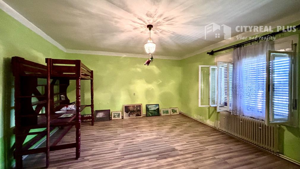 Výrazne znížená cena! Ponúkame Vám na predaj rodinný dom s veľkým pozemkom v meste Kolárovo