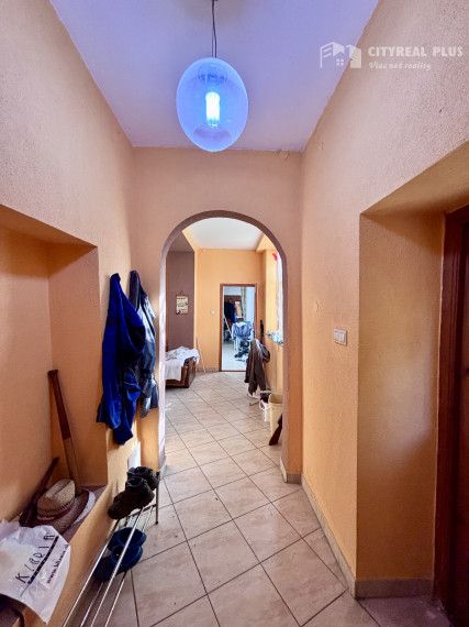 Výrazne znížená cena! Ponúkame Vám na predaj rodinný dom s veľkým pozemkom v meste Kolárovo