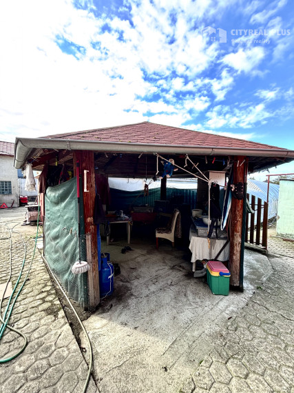 Výrazne znížená cena! Ponúkame Vám na predaj rodinný dom s veľkým pozemkom v meste Kolárovo