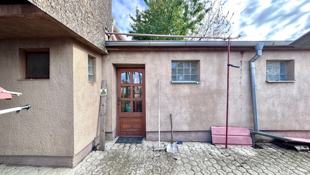 Výrazne znížená cena! Ponúkame Vám na predaj rodinný dom s veľkým pozemkom v meste Kolárovo