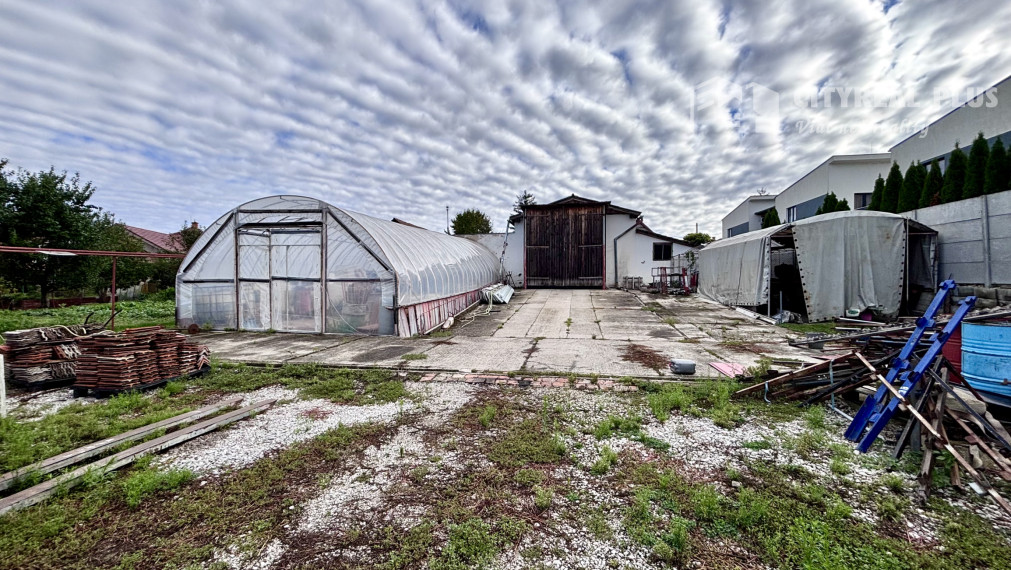 Výrazne znížená cena! Ponúkame Vám na predaj rodinný dom s veľkým pozemkom v meste Kolárovo