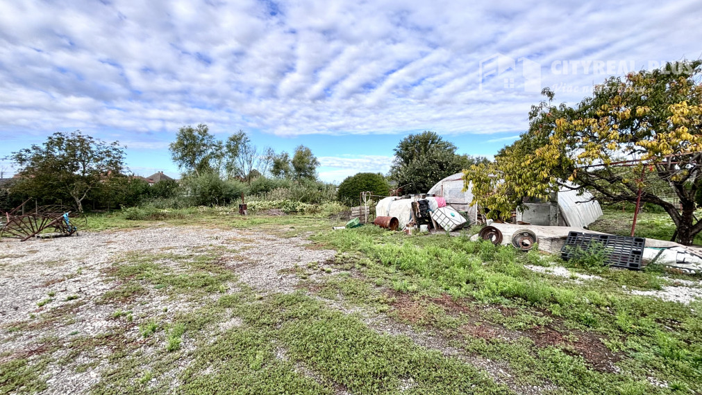 Výrazne znížená cena! Ponúkame Vám na predaj rodinný dom s veľkým pozemkom v meste Kolárovo