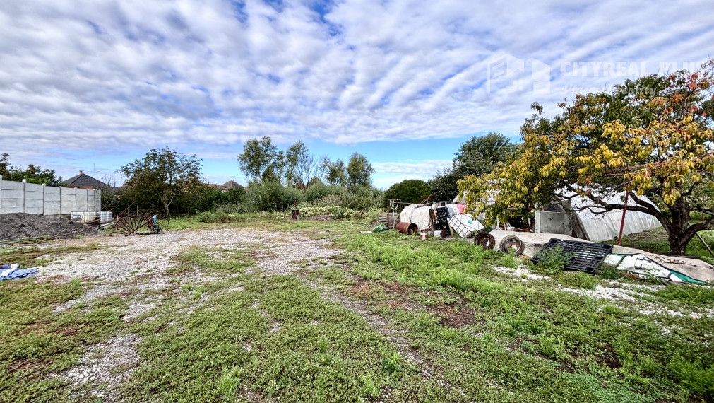 Výrazne znížená cena! Ponúkame Vám na predaj rodinný dom s veľkým pozemkom v meste Kolárovo