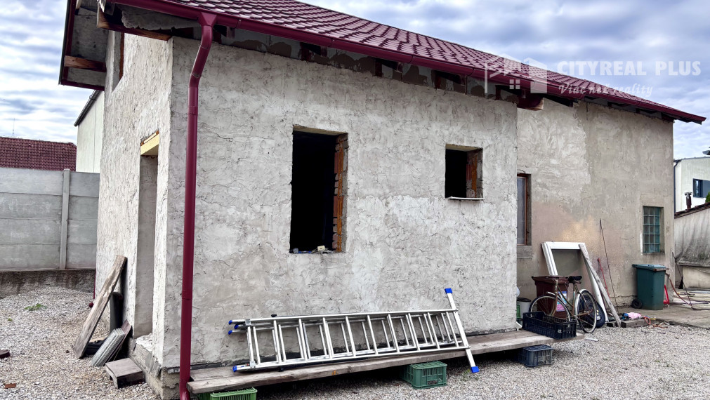 Výrazne znížená cena! Ponúkame Vám na predaj rodinný dom s veľkým pozemkom v meste Kolárovo