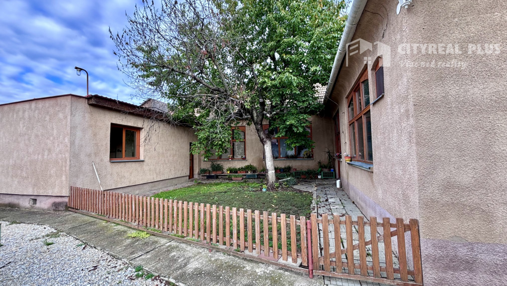 Výrazne znížená cena! Ponúkame Vám na predaj rodinný dom s veľkým pozemkom v meste Kolárovo