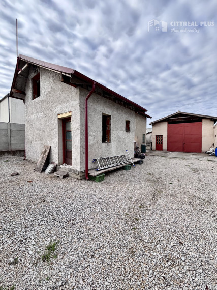 Výrazne znížená cena! Ponúkame Vám na predaj rodinný dom s veľkým pozemkom v meste Kolárovo