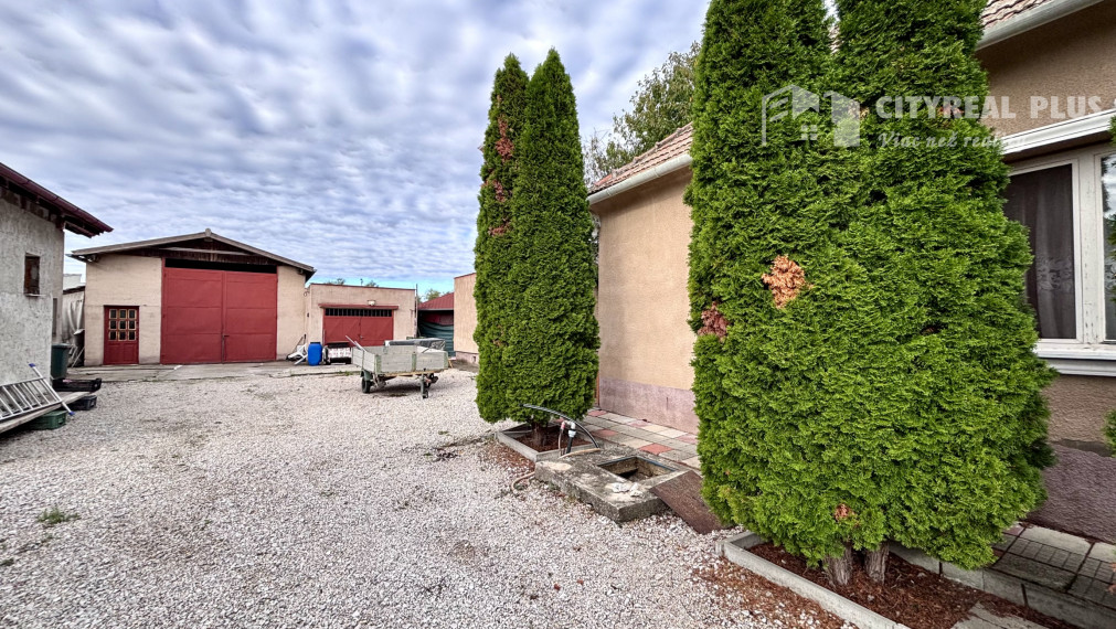 Výrazne znížená cena! Ponúkame Vám na predaj rodinný dom s veľkým pozemkom v meste Kolárovo