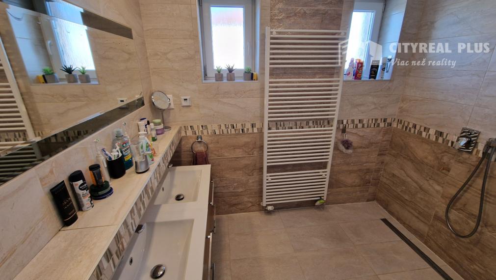 Na predaj 9 izbový rodinný dom v meste Šurany