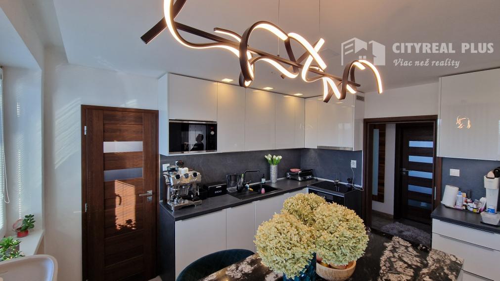 Na predaj 9 izbový rodinný dom v meste Šurany