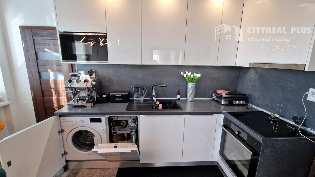 Na predaj 9 izbový rodinný dom v meste Šurany