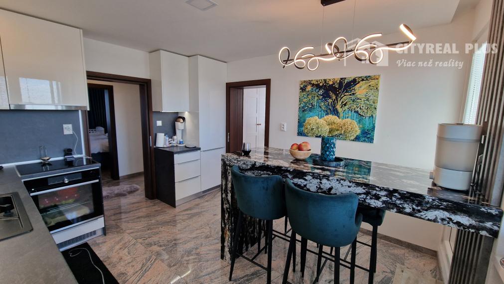 Na predaj 9 izbový rodinný dom v meste Šurany