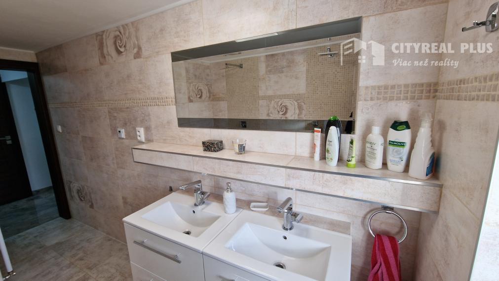 Na predaj 9 izbový rodinný dom v meste Šurany