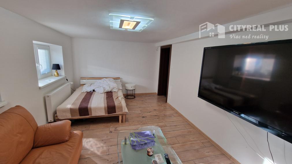 Na predaj 9 izbový rodinný dom v meste Šurany