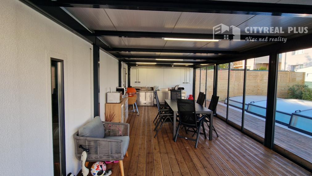 Na predaj 9 izbový rodinný dom v meste Šurany