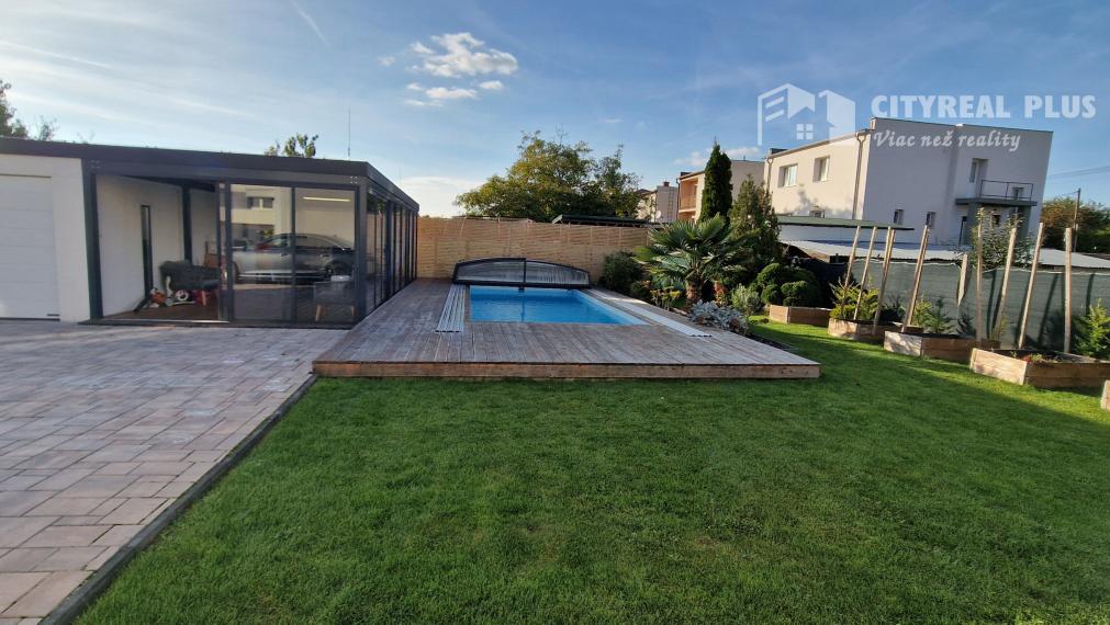 Na predaj 9 izbový rodinný dom v meste Šurany