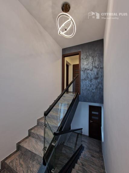 Na predaj 9 izbový rodinný dom v meste Šurany