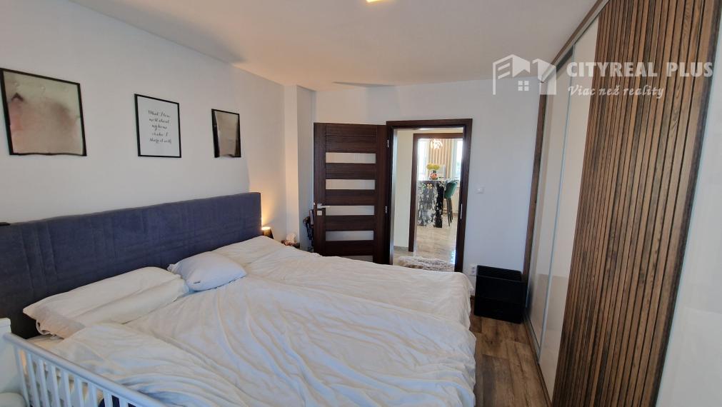 Na predaj 9 izbový rodinný dom v meste Šurany