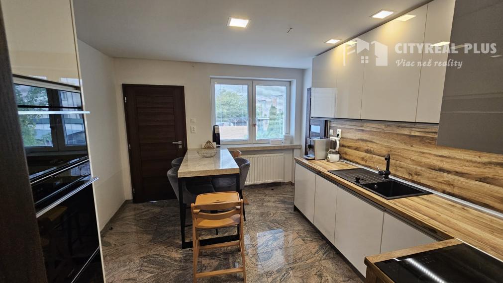 Na predaj 9 izbový rodinný dom v meste Šurany